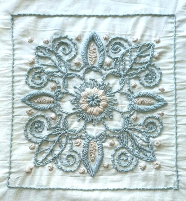 Almohadon Alma Bohemia Boradado a Mano - Filigrana Aqua