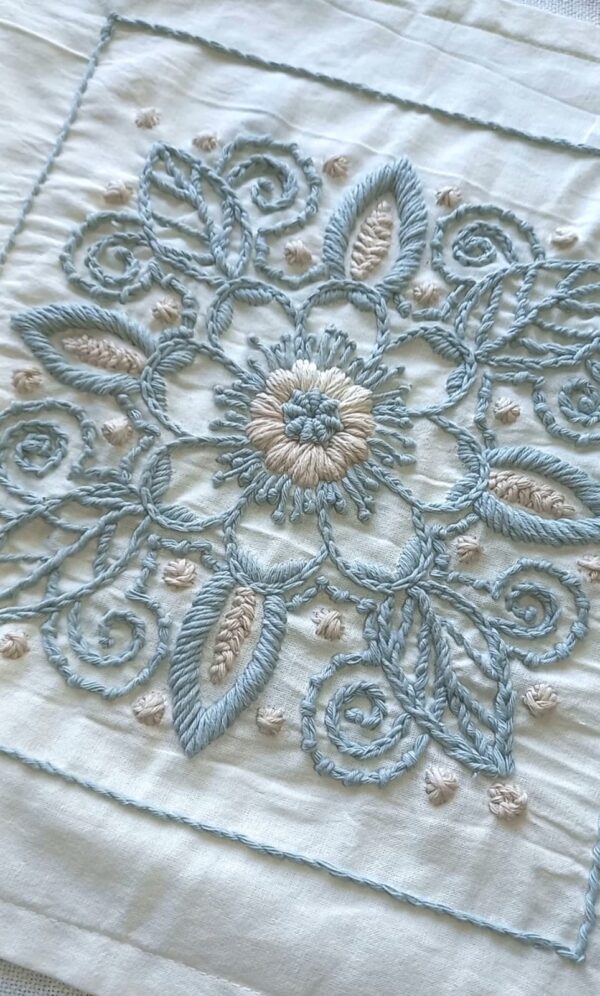 Almohadon Alma Bohemia Boradado a Mano - Filigrana Aqua