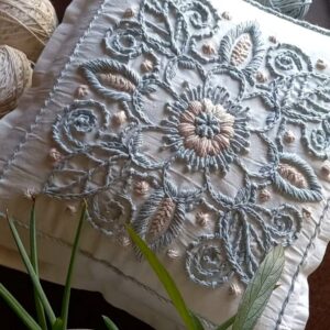 Almohadon Alma Bohemia Boradado a Mano - Filigrana Aqua Almohadon Alma Bohemia Boradado a Mano - Filigrana Aqua