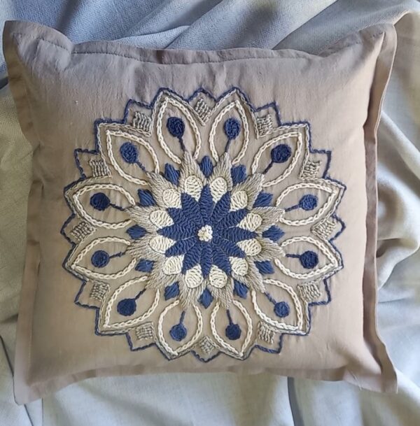 Almohadon Alma Bohemia Boradado a Mano - Mandala Azul