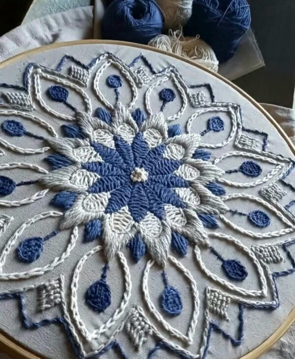 Almohadon Alma Bohemia Boradado a Mano - Mandala Azul