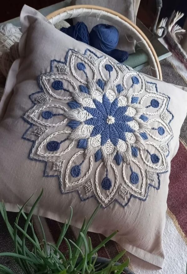 Almohadon Alma Bohemia Boradado a Mano - Mandala Azul