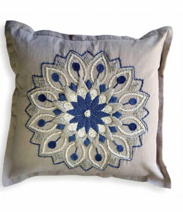 Almohadon Alma Bohemia Boradado a Mano - Mandala Azul
