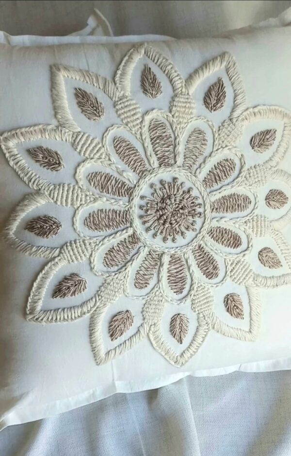 Almohadon Alma Bohemia Boradado a Mano - Mandala Iruya