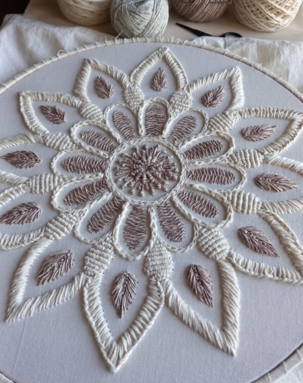 Almohadon Alma Bohemia Boradado a Mano - Mandala Iruya