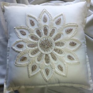 Almohadon Alma Bohemia Boradado a Mano - Mandala Iruya