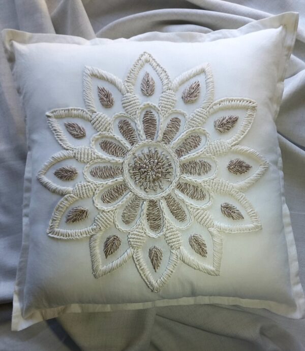 Almohadon Alma Bohemia Boradado a Mano - Mandala Iruya