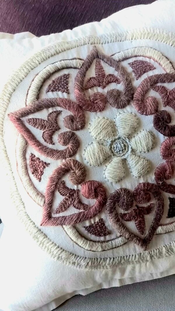 Almohadon Alma Bohemia Boradado a Mano - Mandala Pampa
