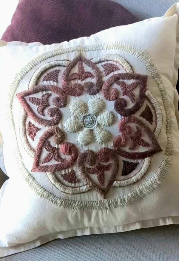 Almohadon Alma Bohemia Boradado a Mano - Mandala Pampa