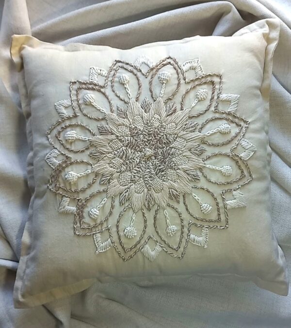 Almohadon Alma Bohemia Boradado a Mano - Mandala Terra Almohadon Alma Bohemia Boradado a Mano - Mandala Terra