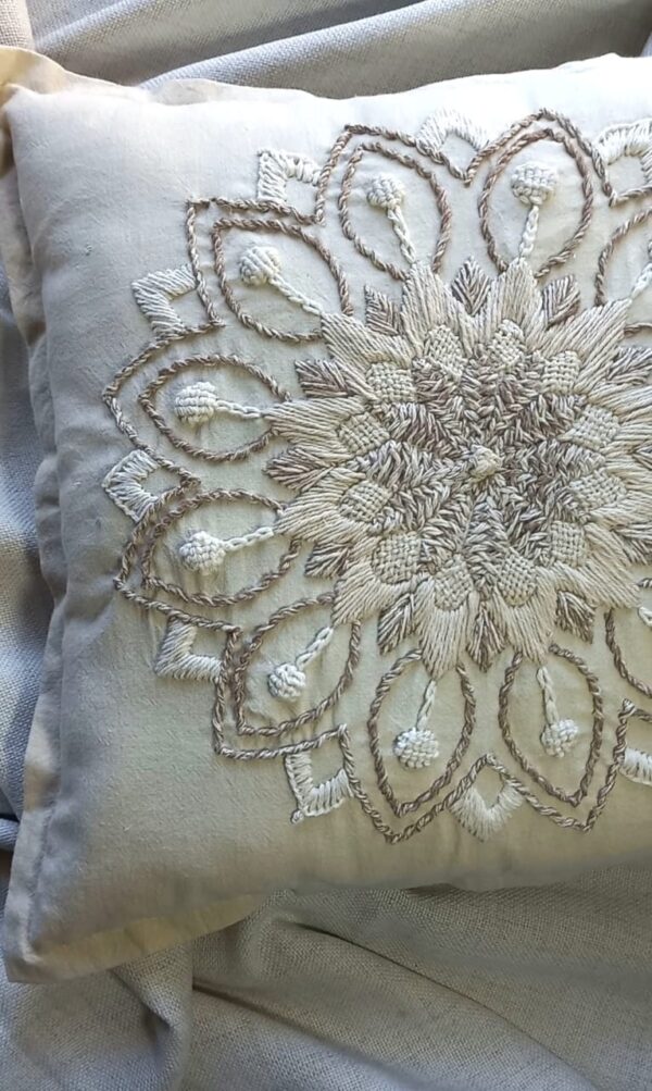 Almohadon Alma Bohemia Boradado a Mano - Mandala Terra Almohadon Alma Bohemia Boradado a Mano - Mandala Terra