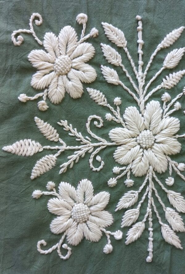 Almohadon Alma Bohemia Boradado a Mano - Pampa Verde