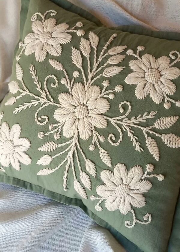 Almohadon Alma Bohemia Boradado a Mano - Pampa Verde