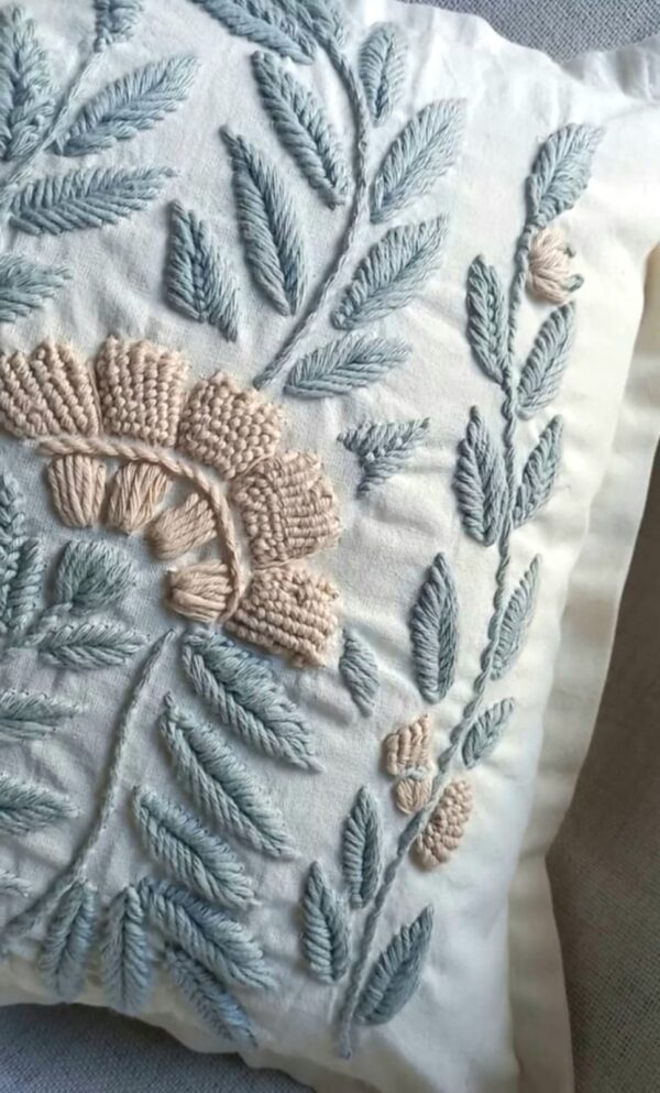 Almohadon Alma Bohemia Bordado a Mano - Aguamarina