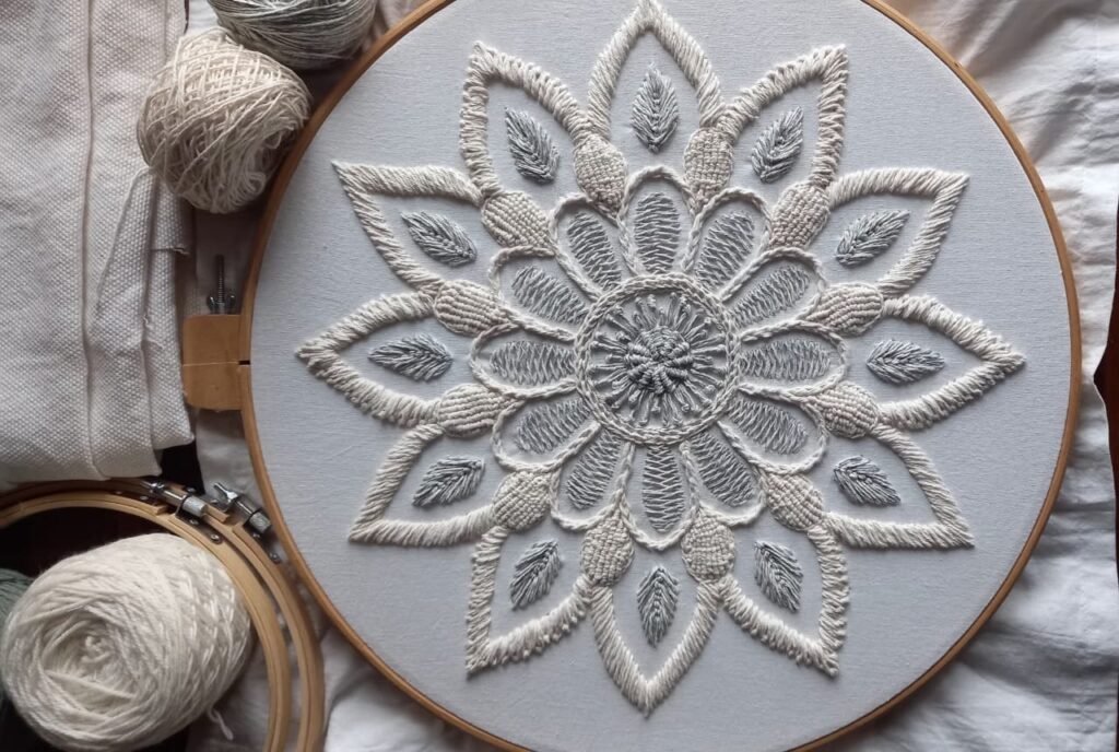Almohadon Mandala Bordado a Mano estilo Andino de Alma Bohemia