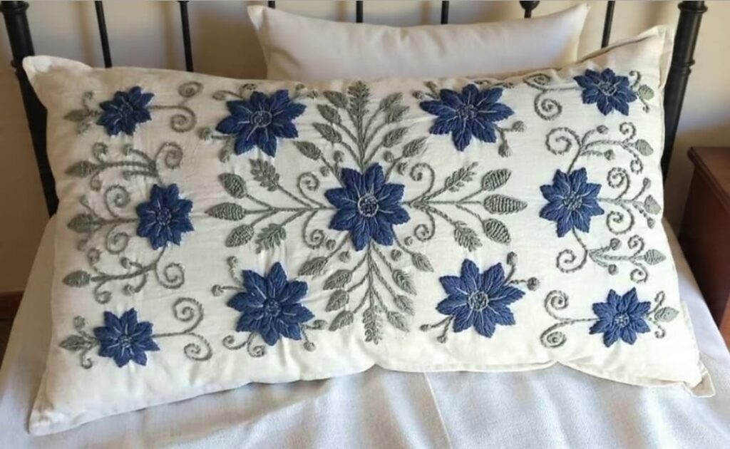 Almohadon Bordado Alma Bohemia de Alicia Odstrcil